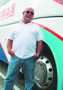 Navasfrias - Manolo Ramos Conductor de autobuses jubilado que disfruta de la vida. Nuestro interlocutor es un irundarra que nació en Salamanca y que aquí ha echado raíces personales y profesionales