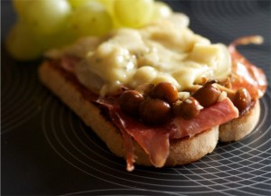 tosta de jamon y boletus navasfrias