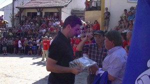 Jose Manuel, haciendo entrega de los premios.