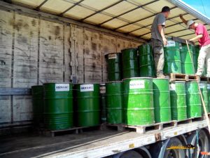 colocacion bidones de resina Primeras toneladas de resina
