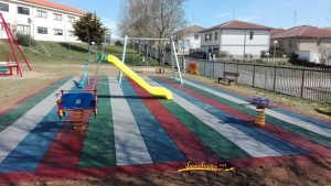 As crianças têm um parque infantil.